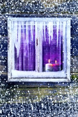 pencere duvarı ışıklı Noel mumlar