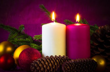 yanan mumlar baubles çam çırpı Noel süsler