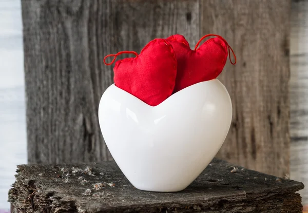 Deux coeurs rouges brindilles planche tasse blanche — Photo