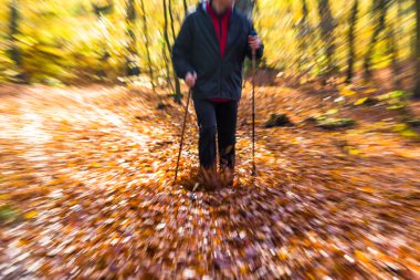 Nordic yürüyen çalıştırmak spor yürüyüş motion blur açık kişi fo bacaklar