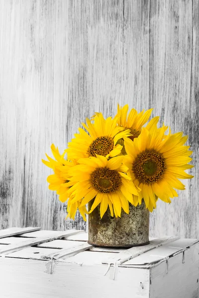 Fondo bodegón flor girasol madera blanco vintage —  Fotos de Stock