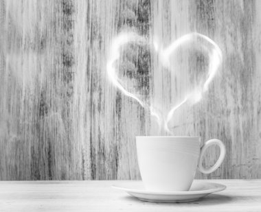 Kupa sevgili beyaz fincan kalp balon ahşap arka plan şeklinde