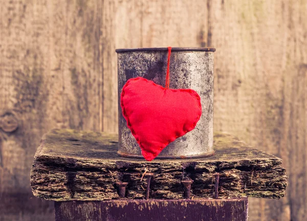 Heart hung rusty tin — Stock Photo, Image