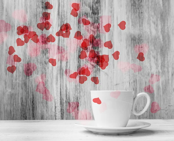 Becher Liebhaber weiße Tasse warme Herzen hölzernen Hintergrund — Stockfoto