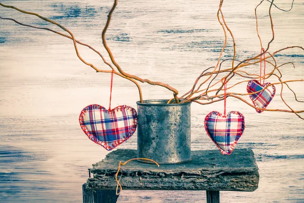 Três corações pendurados ramos pode — Fotografia de Stock