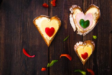 Sevgililer sandviç kahvaltı aşıklar ahşap