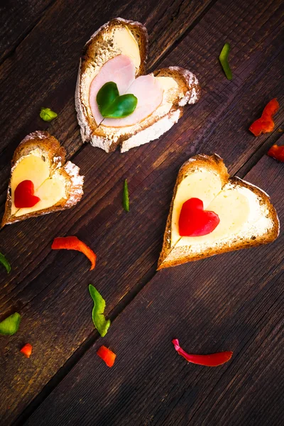 San Valentín sándwiches amantes del desayuno madera — Foto de Stock