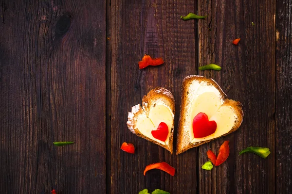 San Valentín sándwiches amantes del desayuno madera —  Fotos de Stock