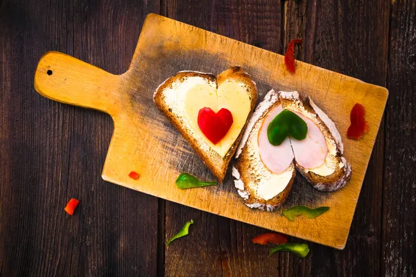 Sandwichs Valentine amoureux du petit déjeuner en bois — Photo