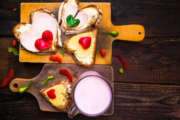Valentine sanduíches amantes do café da manhã de madeira — Fotografia de Stock