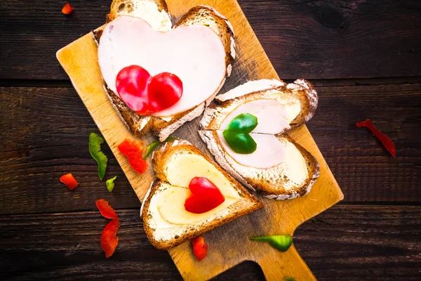 Valentinssandwiches Frühstück Liebhaber aus Holz — Stockfoto