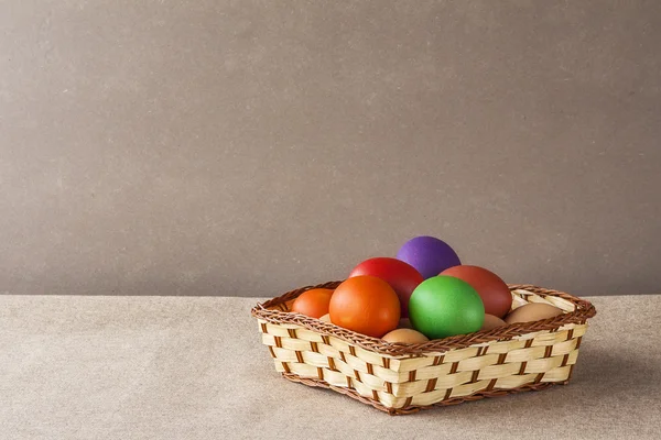 Fondo colorido Pascua huevos cesta — Foto de Stock