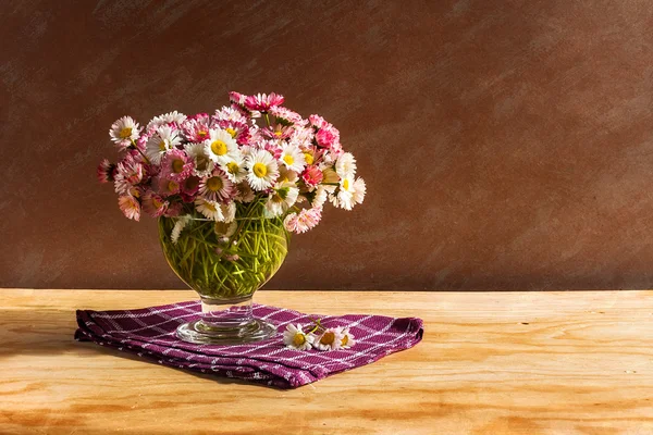 Natura morta bouquet margherite tavolo in legno — Foto Stock