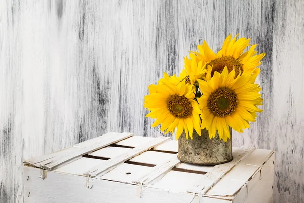 Fondo bodegón flor girasol madera blanco vintage —  Fotos de Stock