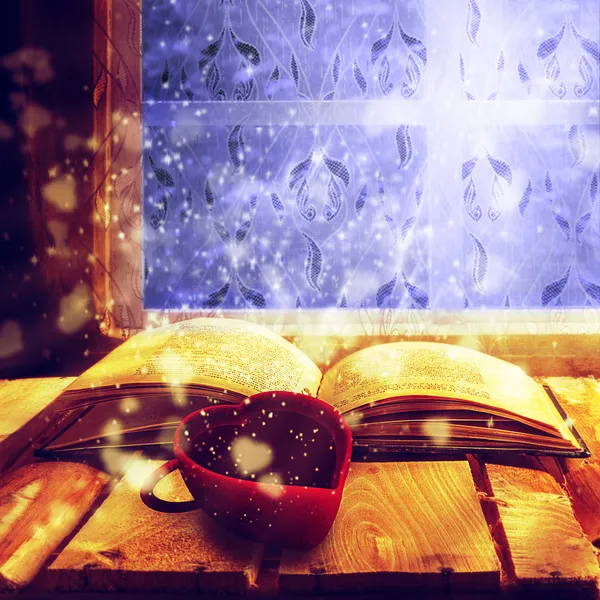 Abrir libro viejo taza mágica café — Foto de Stock