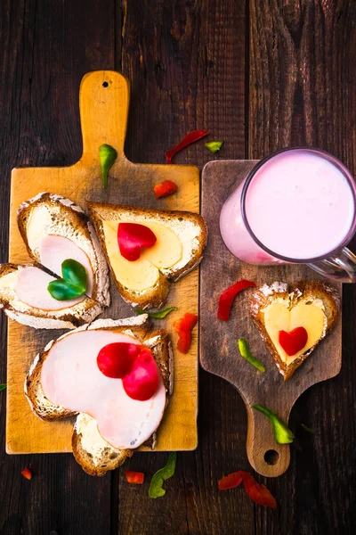 Valentinssandwiches Frühstück Liebhaber aus Holz — Stockfoto