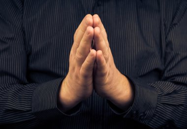 beyaz gömlek uzun karanlık dua etmek