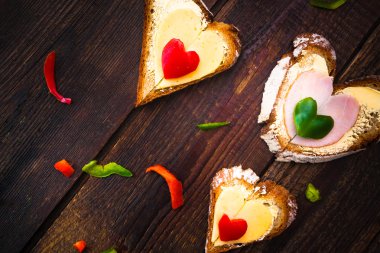 Sevgililer sandviç kahvaltı aşıklar ahşap