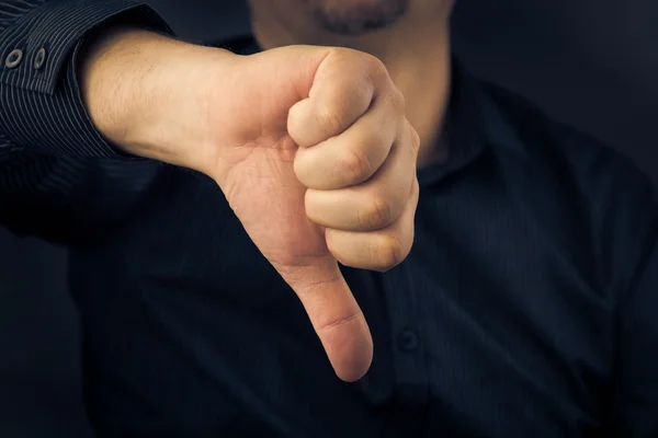 Nahaufnahme Mann Hand zeigt Daumen nach unten — Stockfoto