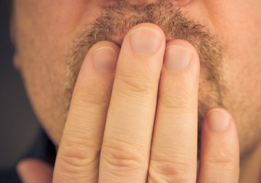 adam sessizce gülerek ağız el kapsayan