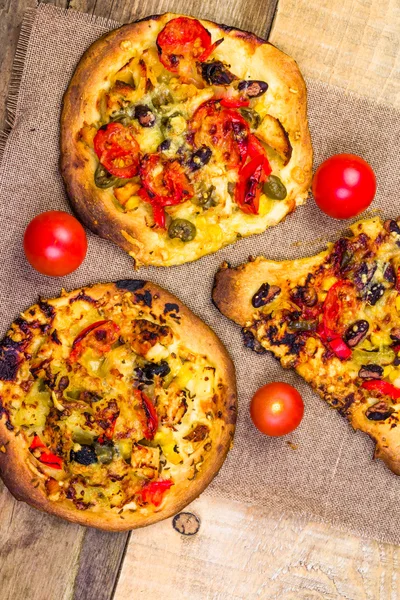 Primo piano bruciato pezzi di pizza — Foto Stock