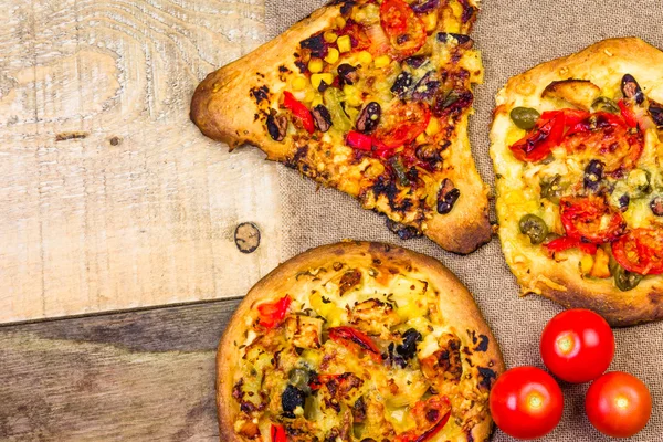 Closeup heavily toasted slices pizza — Stock Photo, Image