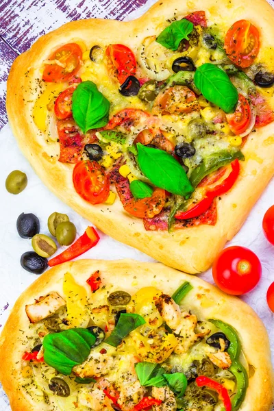 Gros plan pizza fromage viande basilic — Photo