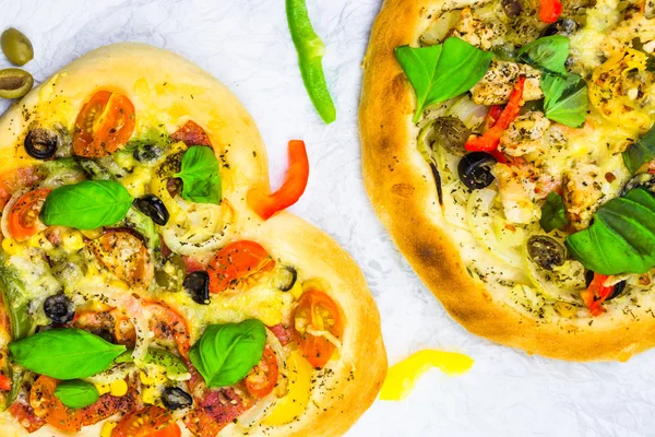 Gros plan pizza fromage viande légumes — Photo
