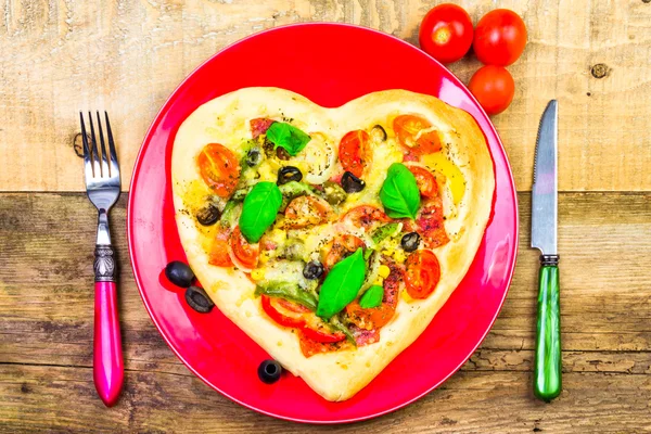 Köstliche italienische Pizza serviert Holztisch — Stockfoto