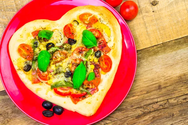 Köstliche italienische Pizza serviert Holztisch — Stockfoto