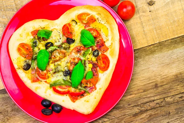 Delicious italian pizza served wooden table — Stock Photo, Image