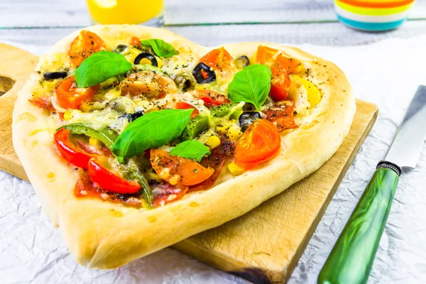 Gustosa pizza formaggio olive di carne — Foto Stock