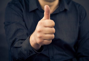 tatlı adam el başparmak gösterilen