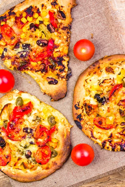 Närbild brända bitar pizza — Stockfoto