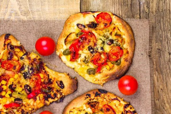 Close-up burnt pieces pizza — Stock Photo, Image