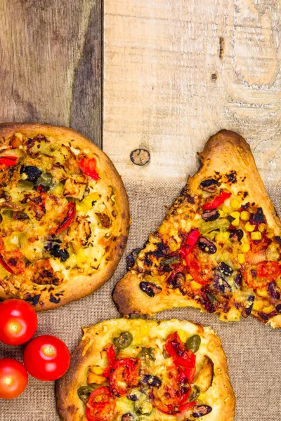 Primo piano pizza fette pesantemente tostate — Foto Stock