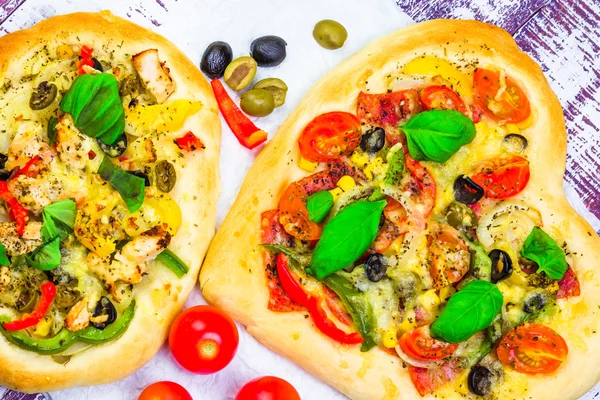 Tatlı pizza peyniri et fesleğen — Stok fotoğraf