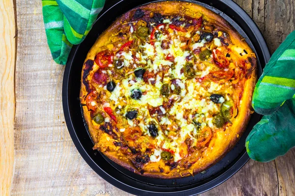 Deliziosa pizza italiana servita tavolo in legno — Foto Stock