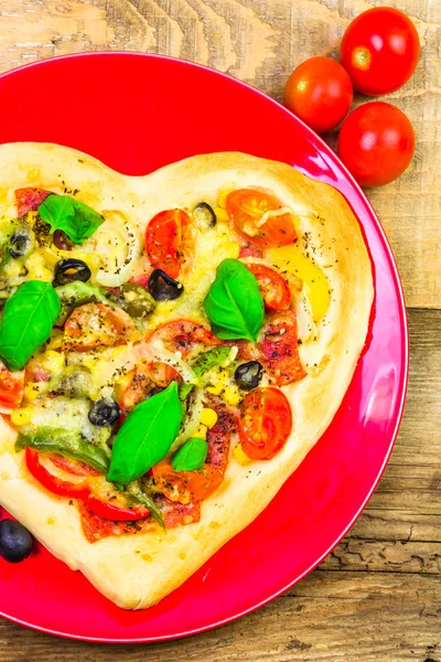 Köstliche italienische Pizza serviert Holztisch — Stockfoto