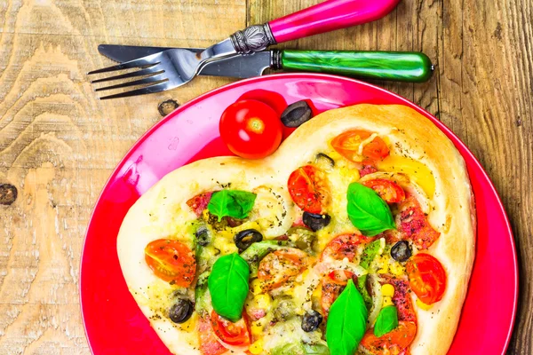 Delicious italian pizza served wooden table — Stock Photo, Image