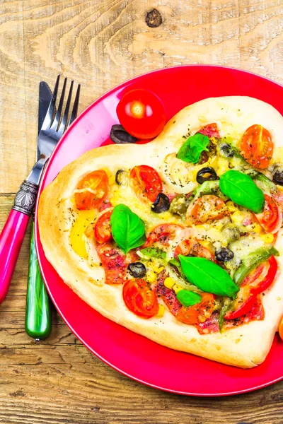 Deliciosa pizza italiana servida mesa de madeira — Fotografia de Stock