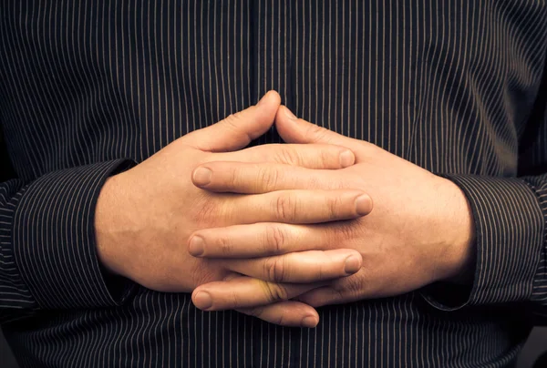 Uomo che indossa camicia mani incrociate — Foto Stock