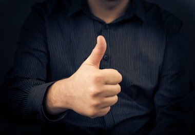 tatlı adam el gösteren başparmak