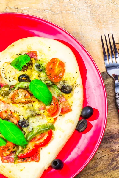 Deliciosa pizza italiana servida mesa de madeira — Fotografia de Stock
