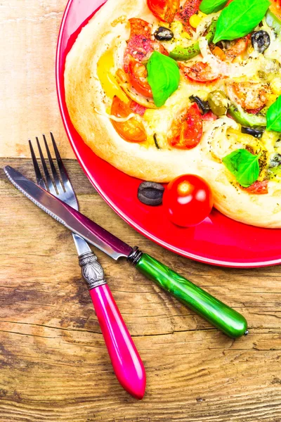 Pyszne włoskie pizzy serwowane drewniany stół — Zdjęcie stockowe