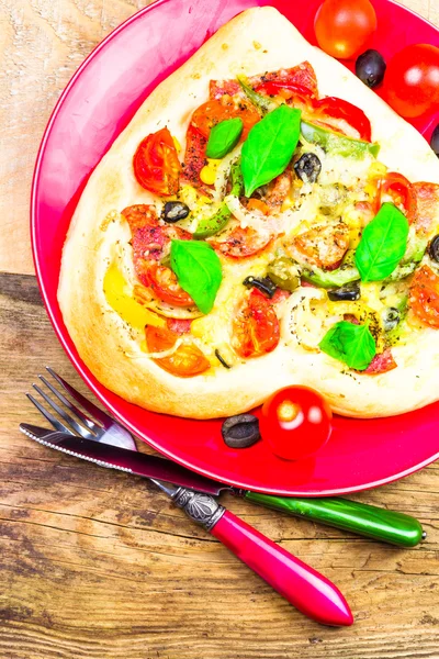 Delicious italian pizza served wooden table — Stock Photo, Image