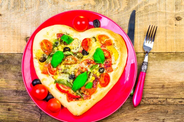 Deliciosa pizza italiana servida mesa de madera — Foto de Stock