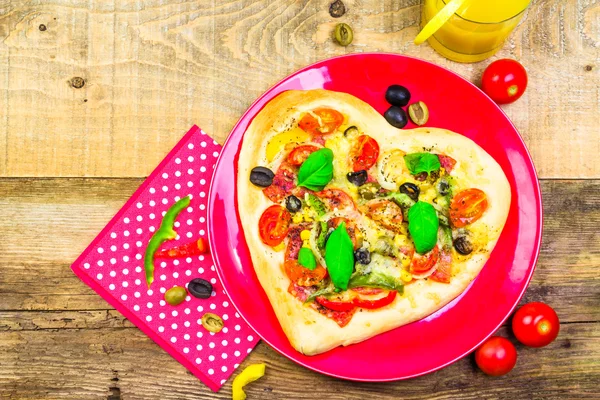Délicieuse pizza italienne servie table en bois — Photo