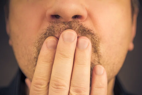 Uomo che copre bocca mano ridere silenzio — Foto Stock