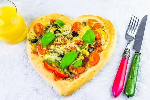 Pizza Form Herz weißer Hintergrund — Stockfoto